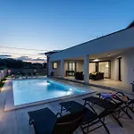 Speranza With Illuminated Pool Pula
