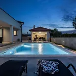 Speranza With Illuminated Pool * Pula