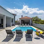 Speranza With Illuminated Pool *