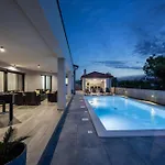 Willa Speranza With Illuminated Pool