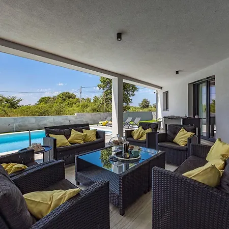 Speranza With Illuminated Pool Villa Pula