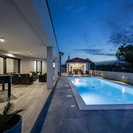 Willa Speranza With Illuminated Pool
