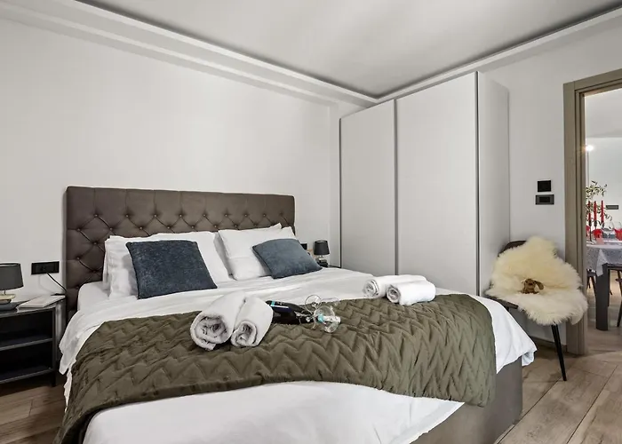 Speranza With Illuminated Pool 别墅 普拉