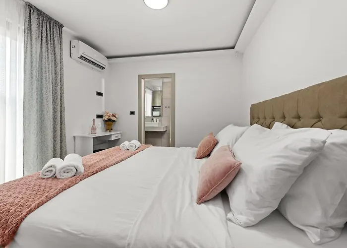 别墅 Speranza With Illuminated Pool