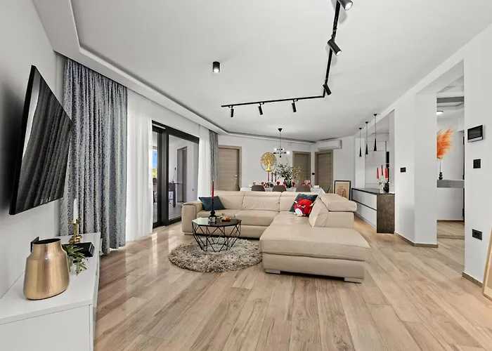 Speranza With Illuminated Pool *