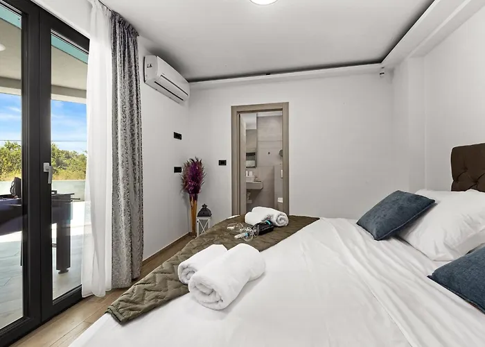 Speranza With Illuminated Pool Villa *