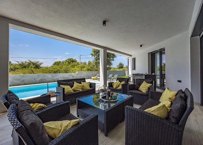 Speranza With Illuminated Pool Villa Pula