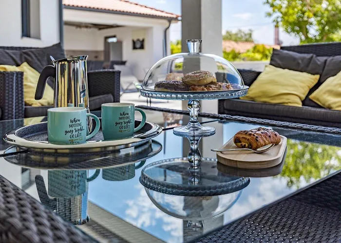 Villa Speranza With Illuminated Pool