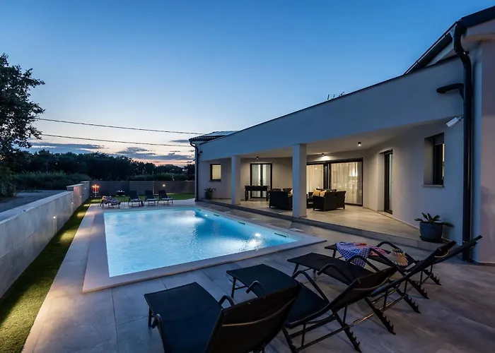 Speranza With Illuminated Pool 普拉