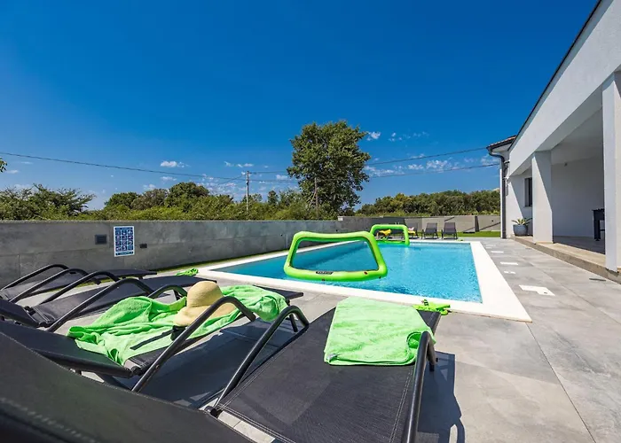 Speranza With Illuminated Pool 普拉