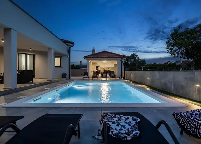 Speranza With Illuminated Pool * Pula