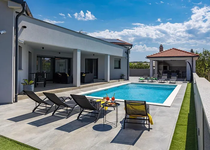 Speranza With Illuminated Pool