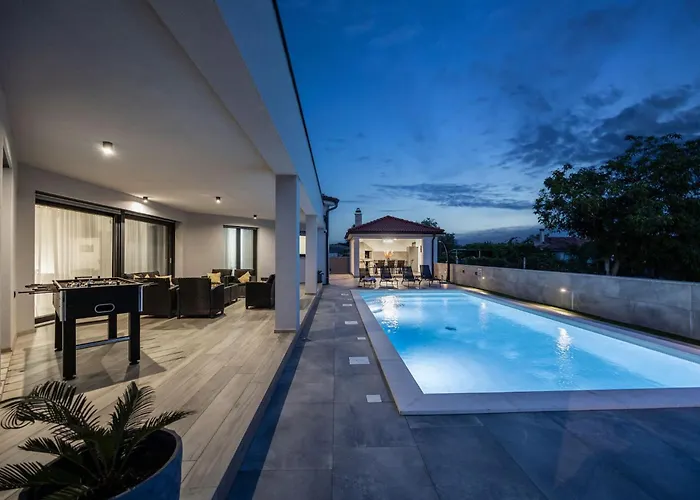 Villa Speranza With Illuminated Pool