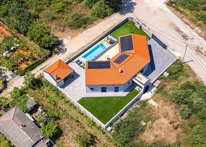 Speranza With Illuminated Pool Villa Pula