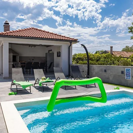 Villa Speranza With Illuminated Pool Pula