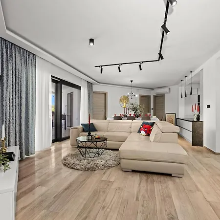 Speranza With Illuminated Pool *