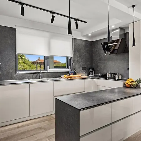 Speranza With Illuminated Pool 빌라