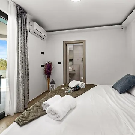 Speranza With Illuminated Pool 빌라 *