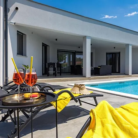 Speranza With Illuminated Pool 빌라 풀라