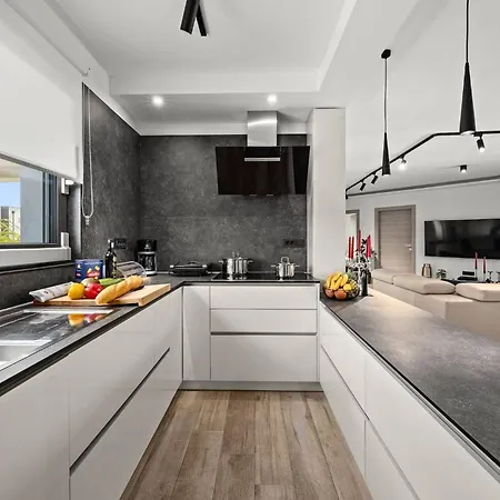 빌라 Speranza With Illuminated Pool 풀라