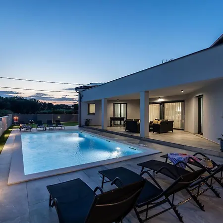 Speranza With Illuminated Pool 풀라