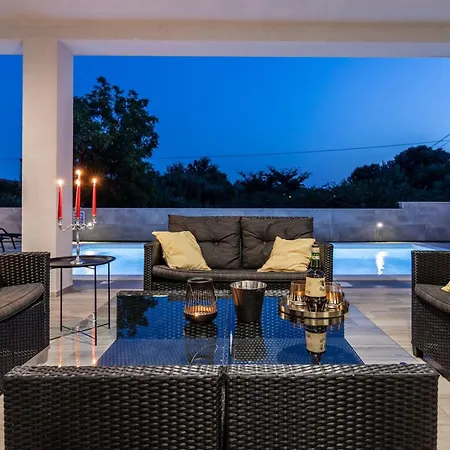 Speranza With Illuminated Pool Villa *