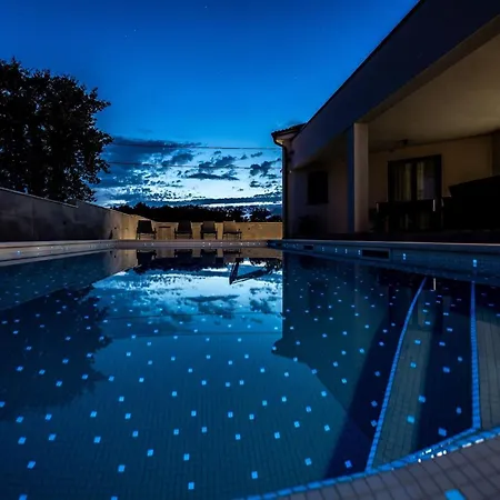 Villa Speranza With Illuminated Pool *