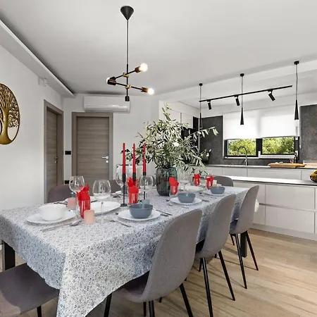 Speranza With Illuminated Pool 빌라 풀라