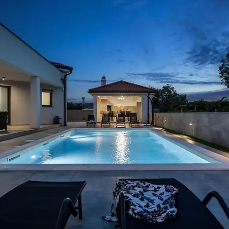 Speranza With Illuminated Pool * 풀라