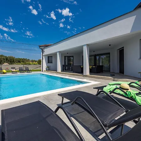 빌라 Speranza With Illuminated Pool