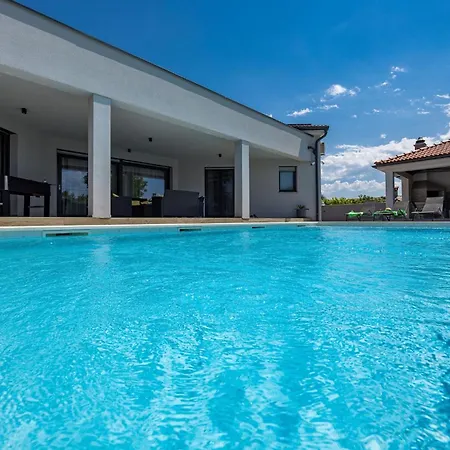 빌라 Speranza With Illuminated Pool 풀라