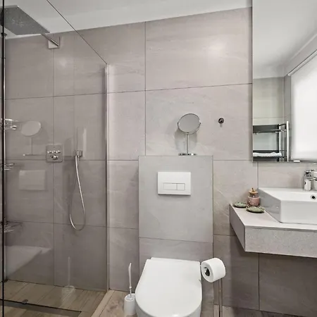 Speranza With Illuminated Pool *