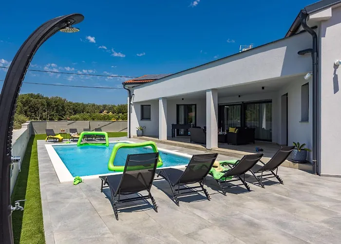 Speranza With Illuminated Pool Villa Pula