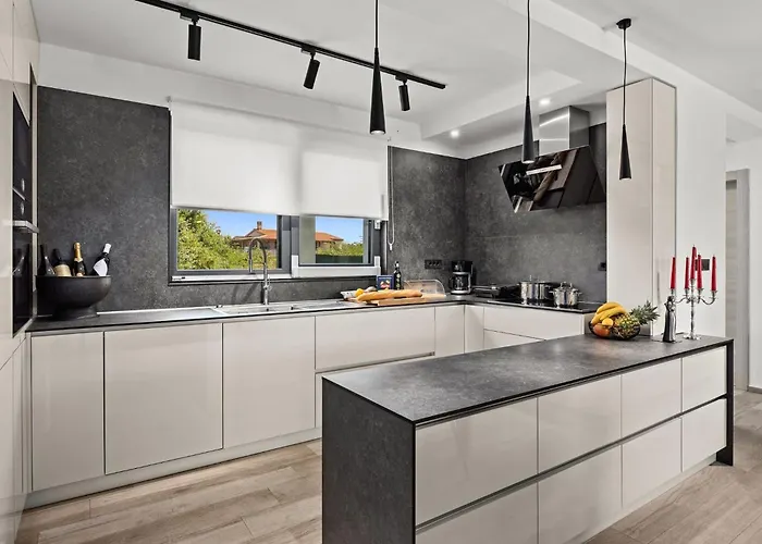 Speranza With Illuminated Pool Willa