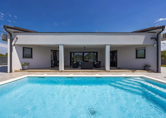 Villa Speranza With Illuminated Pool Pula