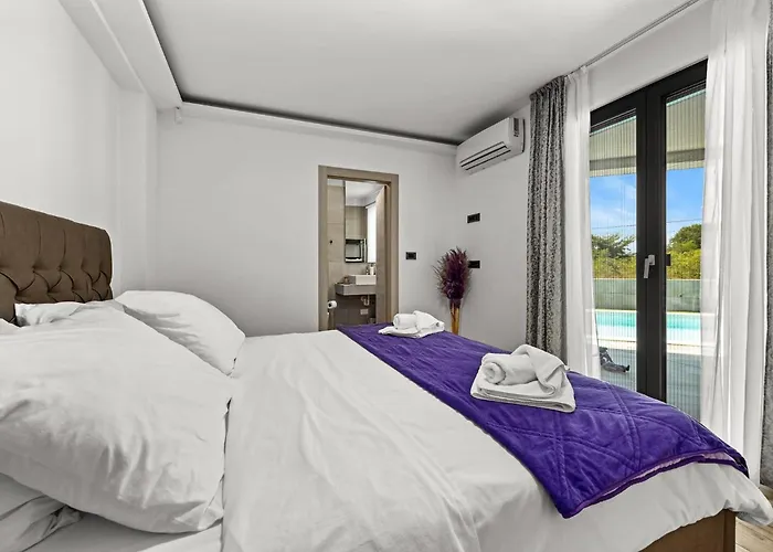 Speranza With Illuminated Pool Willa