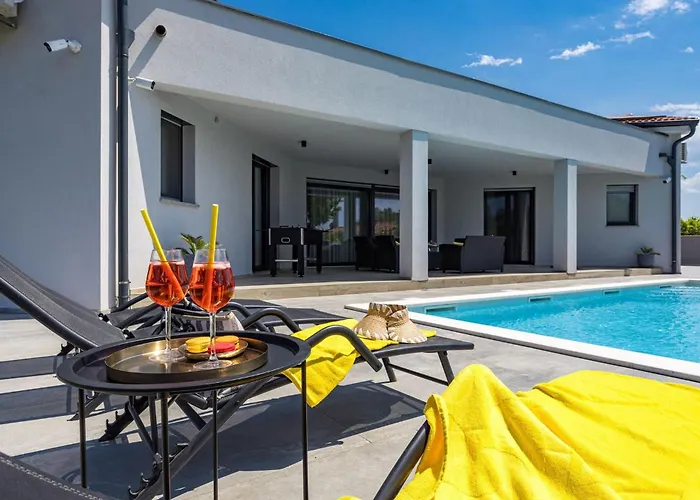 Speranza With Illuminated Pool Willa Pula