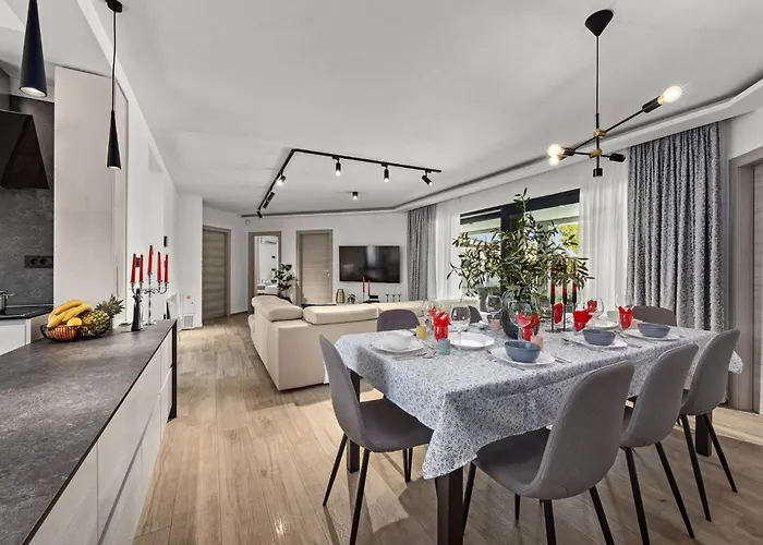 Willa Speranza With Illuminated Pool