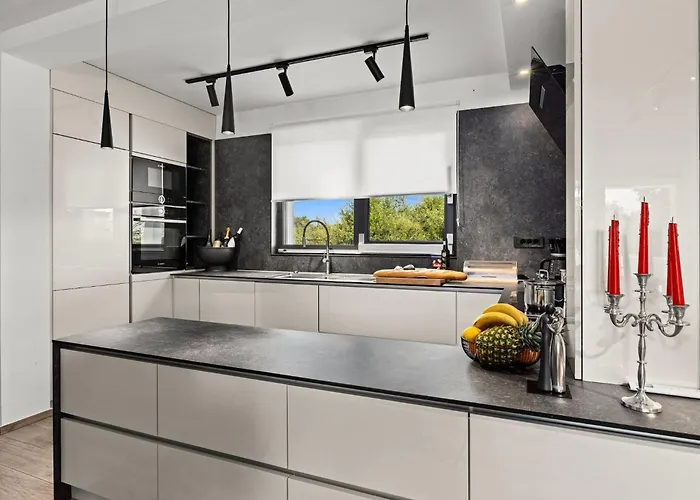 Speranza With Illuminated Pool Willa