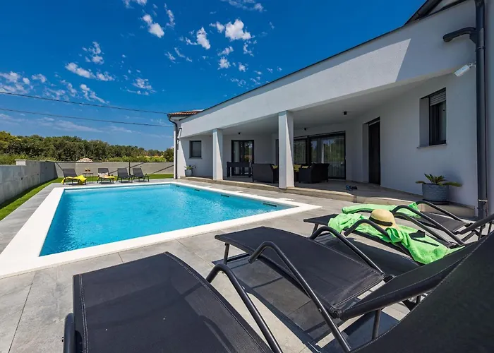 Villa Speranza With Illuminated Pool