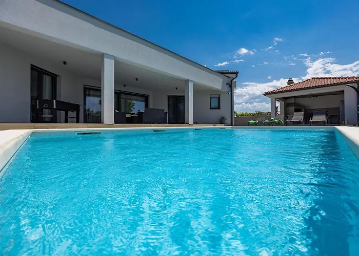 Villa Speranza With Illuminated Pool Pula
