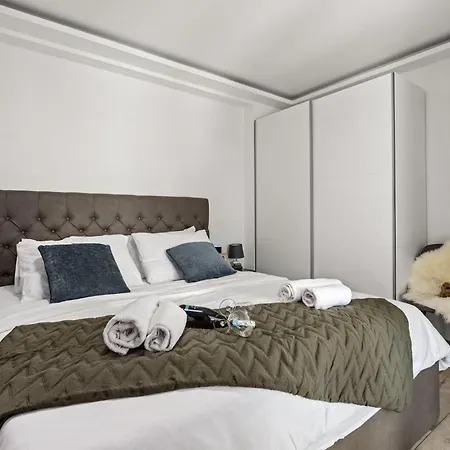 Speranza With Illuminated Pool ヴィラ プーラ