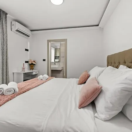 ヴィラ Speranza With Illuminated Pool