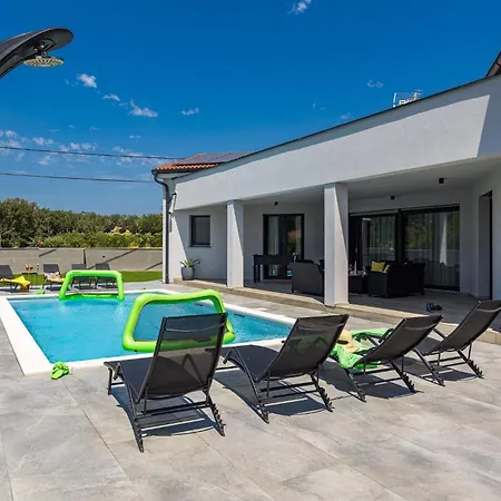 Speranza With Illuminated Pool ヴィラ プーラ