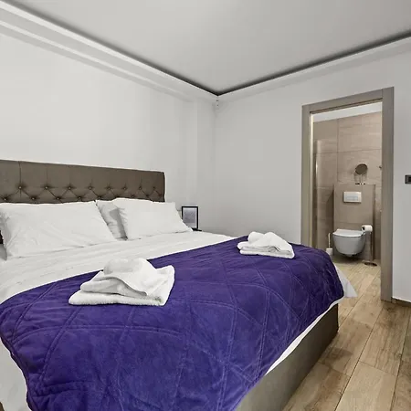 Speranza With Illuminated Pool