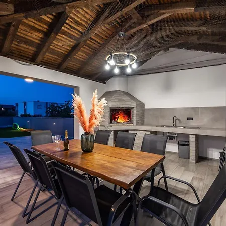 Speranza With Illuminated Pool ヴィラ