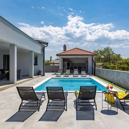 Speranza With Illuminated Pool *