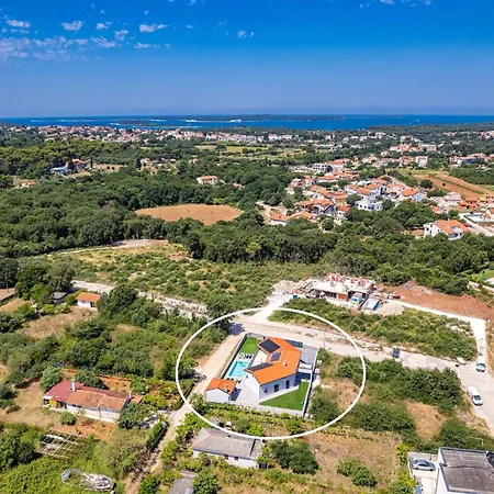 ヴィラ Speranza With Illuminated Pool プーラ